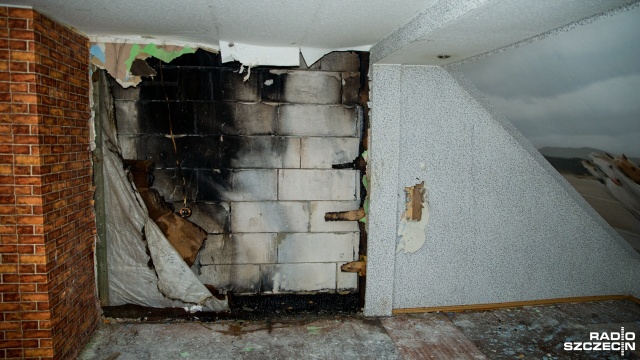 Pożar strawił poddasze wielorodzinnego budynku. Obiekt musi przejść generalny remont. Fot. Olaf Nowicki [Radio Szczecin] Stracili dorobek życia. Pogorzelcy z Jarchlina potrzebują pomocy [ZDJĘCIA]
