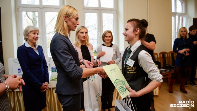 Główna nagroda w konkursie kelnerskim - Paula Pędziwiatr. Fot. Konrad Nowak [Radio Szczecin] Uczniowie podążyli "Szlakiem Zbóż i Aromatów" [WIDEO, ZDJĘCIA]