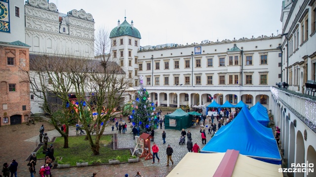 Jarmark Bożonarodzeniowy na Zamku Książąt Pomorskich w Szczecinie. Fot. Olaf Nowicki [Radio Szczecin] Tłumy szczecinian na Jarmarku Bożonarodzeniowym na Zamku [WIDEO, ZDJĘCIA]