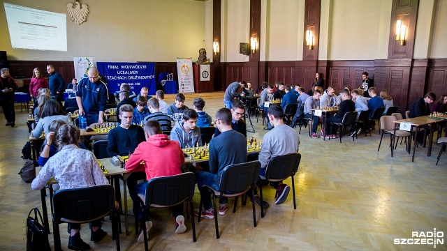 W Liceum Ogólnokształcącym nr 2 odbywa się drużynowa olimpiada. Bierze w niej udział prawie 60 uczniów liceów i techników m.in. ze Stargardu, Szczecinka, Kołobrzegu czy Kalisza Pomorskiego. Fot. Olaf Nowicki [Radio Szczecin] Uczniowie wytężają umysły, ale nie nad książkami [ZDJĘCIA]