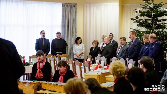 Wigilia w Międzygminnym Zakładzie Aktywności Zawodowej w Dobrej. Fot. Konrad Nowak [Radio Szczecin] Wyjątkowa Wigilia w Zakładzie Aktywności Zawodowej [WIDEO, ZDJĘCIA]