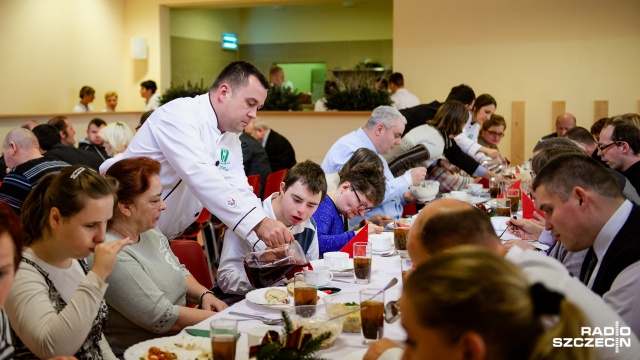 Wigilia w Międzygminnym Zakładzie Aktywności Zawodowej w Dobrej. Fot. Konrad Nowak [Radio Szczecin] Wyjątkowa Wigilia w Zakładzie Aktywności Zawodowej [WIDEO, ZDJĘCIA]