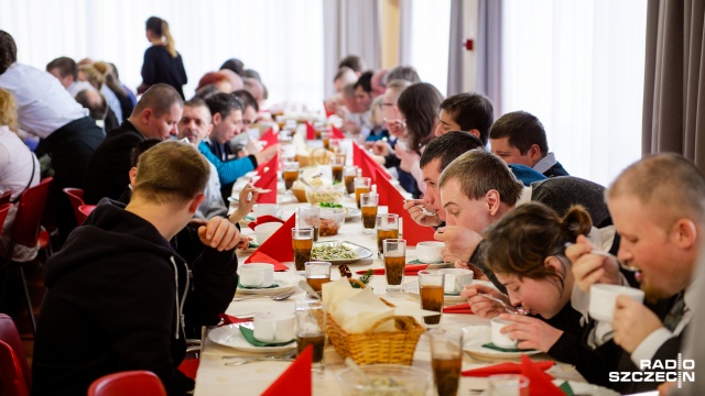 Wigilia w Międzygminnym Zakładzie Aktywności Zawodowej w Dobrej. Fot. Konrad Nowak [Radio Szczecin] Wyjątkowa Wigilia w Zakładzie Aktywności Zawodowej [WIDEO, ZDJĘCIA]