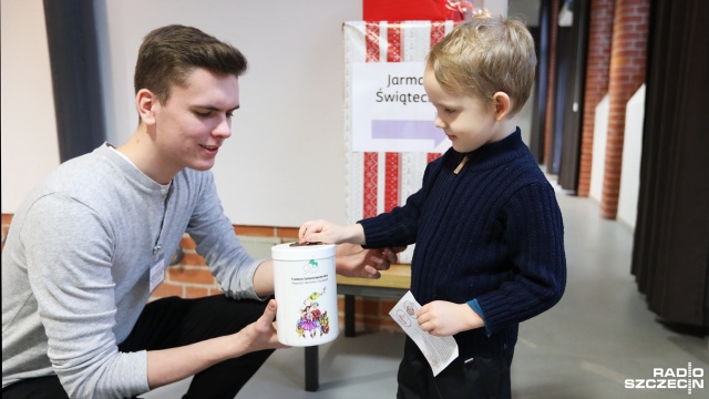 Jarmark Świąteczny w Starej Rzeźni. Fot. Weronika Łyczywek [Radio Szczecin] Pysznie i świątecznie w Starej Rzeźni [ZDJĘCIA]