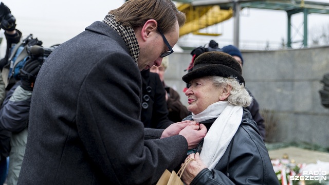 W trakcie obchodów wręczono też odznaczenia od prezydenta Polski Andrzeja Dudy m.in. dla działaczy Solidarności. Fot. Olaf Nowicki [Radio Szczecin] Złożyli największą ofiarę w walce o wolną Polskę [WIDEO, ZDJĘCIA]