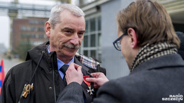 W trakcie obchodów wręczono też odznaczenia od prezydenta Polski Andrzeja Dudy m.in. dla działaczy Solidarności. Fot. Olaf Nowicki [Radio Szczecin] Złożyli największą ofiarę w walce o wolną Polskę [WIDEO, ZDJĘCIA]