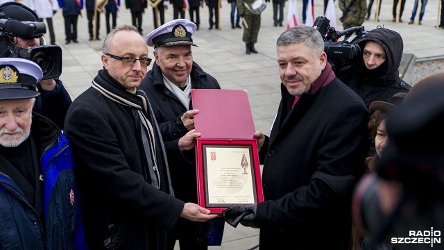 Dyrekcja oraz Rada Pracownicza Polskiej Żeglugi Morskiej przekazała Stowarzyszeniu Grudzień 70 - Styczeń 71 okrętową śrubę ze statku "Solidarność". Fot. Olaf Nowicki [Radio Szczecin] Złożyli największą ofiarę w walce o wolną Polskę [WIDEO, ZDJĘCIA]