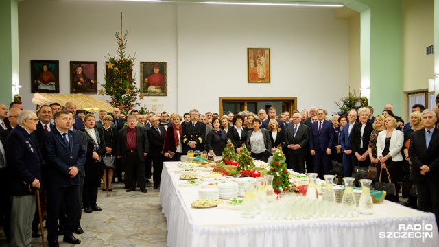 Wigilię dla przedstawicieli władz wojewódzkich i samorządowych zorganizowała Kuria Metropolitalna. Fot. Konrad Nowak [Radio Szczecin] Wigilia polityków i samorządowców u arcybiskupa [WIDEO, ZDJĘCIA]