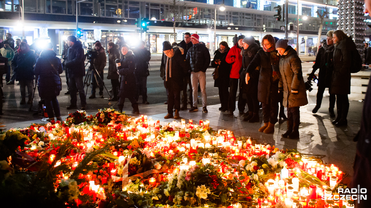 Kwiaty na miejscu zamachu w Berlinie. Fot. Konrad Nowak [Radio Szczecin]