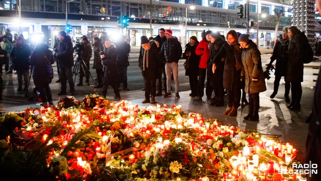 Kwiaty na miejscu zamachu w Berlinie. Fot. Konrad Nowak [Radio Szczecin] "Obawiam się i patrzę za siebie. Ale nie wolno po sobie tego pokazywać" [WIDEO, ZDJĘCIA]
