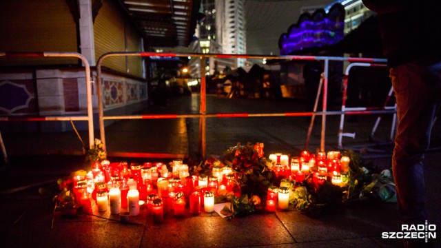 Kwiaty na miejscu zamachu w Berlinie. Fot. Konrad Nowak [Radio Szczecin] "Obawiam się i patrzę za siebie. Ale nie wolno po sobie tego pokazywać" [WIDEO, ZDJĘCIA]