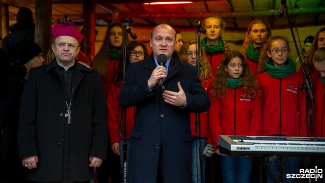 Żywa szopka przed Sanktuarium Najświętszego Serca Pana Jezusa mówią Szczecinianie. Fot. Olaf Nowicki [Radio Szczecin] 20-letnia tradycja kolędowania w centrum Szczecina [WIDEO, ZDJĘCIA]