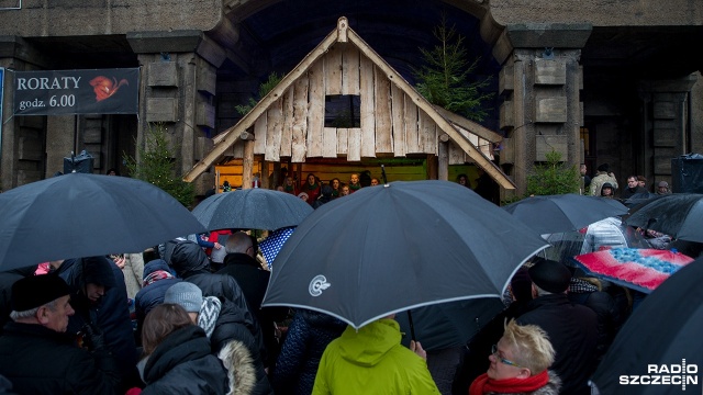 Żywa szopka przed Sanktuarium Najświętszego Serca Pana Jezusa mówią Szczecinianie. Fot. Olaf Nowicki [Radio Szczecin] 20-letnia tradycja kolędowania w centrum Szczecina [WIDEO, ZDJĘCIA]