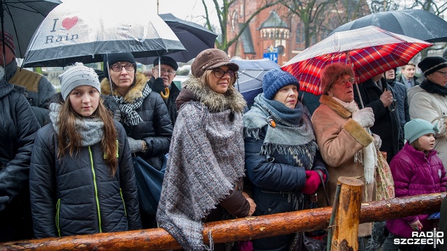 Żywa szopka przed Sanktuarium Najświętszego Serca Pana Jezusa mówią Szczecinianie. Fot. Olaf Nowicki [Radio Szczecin] 20-letnia tradycja kolędowania w centrum Szczecina [WIDEO, ZDJĘCIA]