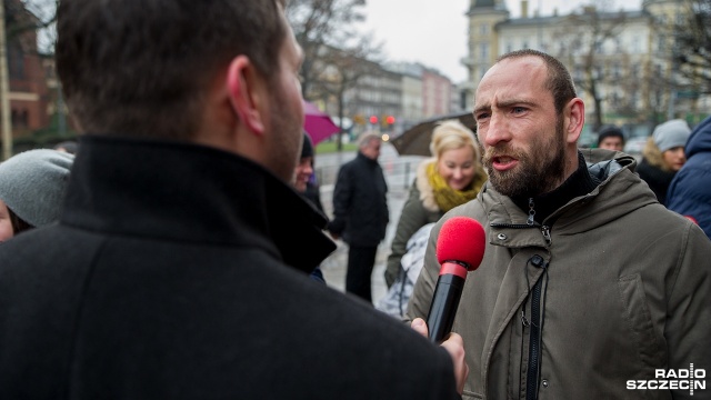 Żywa szopka przed Sanktuarium Najświętszego Serca Pana Jezusa mówią Szczecinianie. Fot. Olaf Nowicki [Radio Szczecin] 20-letnia tradycja kolędowania w centrum Szczecina [WIDEO, ZDJĘCIA]