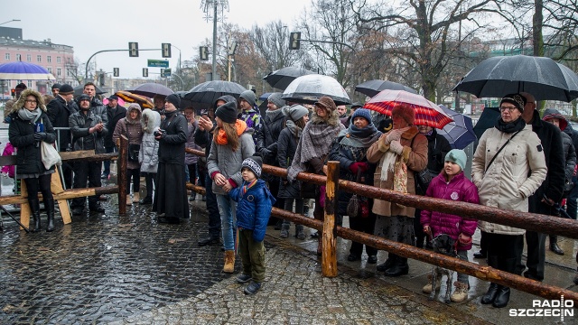 Żywa szopka przed Sanktuarium Najświętszego Serca Pana Jezusa mówią Szczecinianie. Fot. Olaf Nowicki [Radio Szczecin] 20-letnia tradycja kolędowania w centrum Szczecina [WIDEO, ZDJĘCIA]