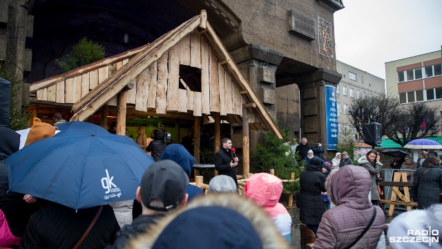 Żywa szopka przed Sanktuarium Najświętszego Serca Pana Jezusa mówią Szczecinianie. Fot. Olaf Nowicki [Radio Szczecin] 20-letnia tradycja kolędowania w centrum Szczecina [WIDEO, ZDJĘCIA]