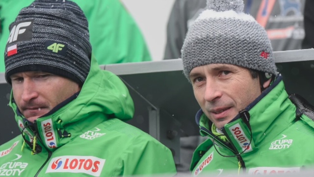 Czterech polskich skoczków przebrnęło przez eliminacje do niedzielnego konkursu skoków narciarskich w austriackim Innsbrucku.