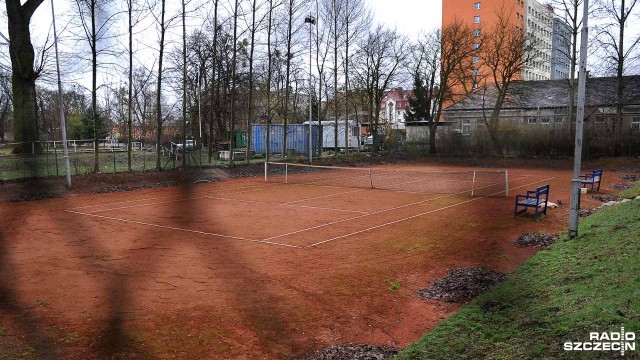 Piłkarskie boisko i korty tenisowe przy ulicy Chopina w Szczecinie na sprzedaż. Zachodniopomorski Uniwersytet Technologiczny ogłosił właśnie kolejny przetarg na zakup kompleksu sportowego.