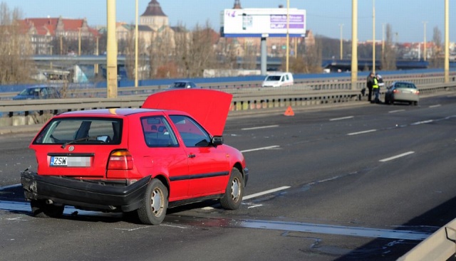 Ponad 85 tysięcy kierowców jeździło po polskich drogach bez obowiązkowej polisy OC w minionym roku - alarmuje Ubezpieczeniowy Fundusz Gwarancyjny. To o 14 procent więcej niż rok wcześniej.