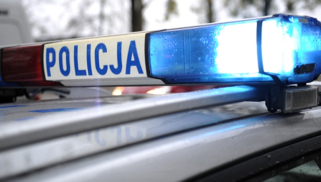 Kolizja na trasie S3 i kłopoty z przejazdem. Około godziny 9 kierowca samochodu osobowego wypadł z drogi i uderzył w bariery.