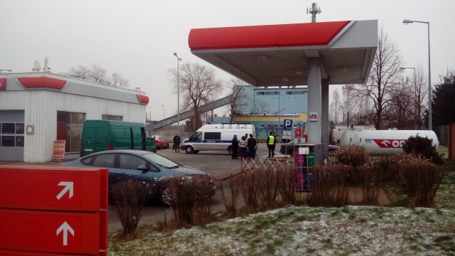 Pirotechnicy sprawdzili stację benzynową przy ulicy 3 maja w Nowogardzie. Około godziny 14 ktoś poinformował o podłożeniu tam ładunku wybuchowego.
