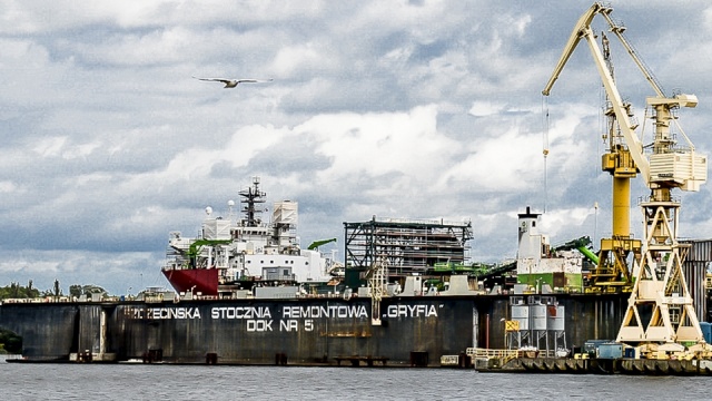 Odbudowa przemysłu stoczniowego w oparciu o Gryfię na razie nierealna, firma straciła płynność finansową - poinformował w piątkowych Rozmowach pod krawatem minister gospodarki morskiej i żeglugi śródlądowej.