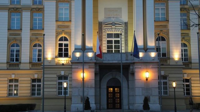Rafał Bochenek nowym rzecznikiem rządu. Zastąpił na tym stanowisku Elżbietę Witek. Bochenka na spotkaniu z użytkownikami Twittera przedstawiła w piątek premier Beata Szydło.