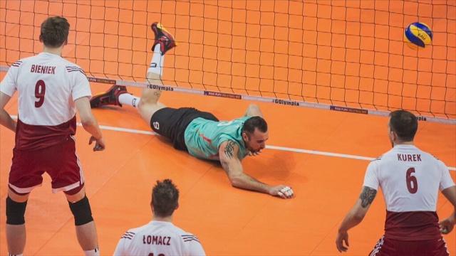 Polscy siatkarze doznali pierwszej porażki w turnieju kwalifikacyjnym do igrzysk olimpijskich w Rio de Janeiro. Biało-czerwoni w ostatnim meczu grupy A przegrali w piątek w Berlinie z Niemcami 2:3 i w tabeli zajęli drugie miejsce.