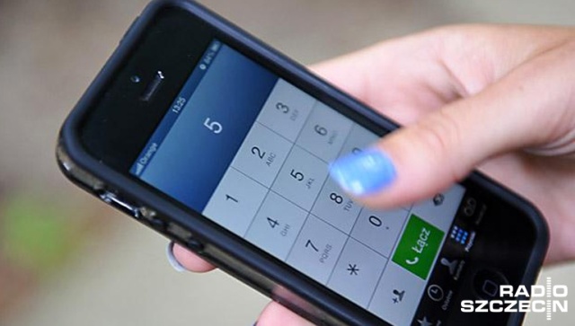 Nie oddzwaniaj pod nieznane numery - ostrzega Urząd Komunikacji Elektronicznej. W wydanym we wtorek komunikacie UKE informuje, że możemy być celem ataków oszustów wyłudzających pieniądze za drogie połączenia telefoniczne.