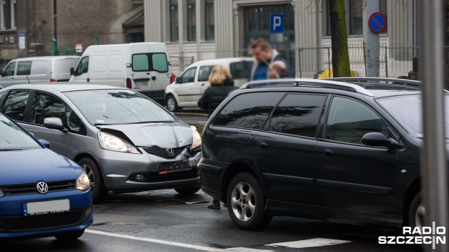 Kolizja na Wojska Polskiego tuż przy Niedziałkowskiego - na światłach zderzyły się dwa samochody.