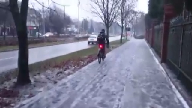 Po czterech dniach od opadów śniegu chodnik i ścieżka dla rowerów biegnące wzdłuż Cmentarza Centralnego wciąż nieodśnieżone. Tak jest na ulicy Ku Słońcu w Szczecinie.