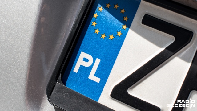 Mycie sposobem na oszczędność. Szczeciński urząd miasta płaci jednemu z urzędników 600 zł brutto miesięcznie, aby przygotowywał do ponownego użycia czasowe tablice rejestracyjne. Umyte trafiają do kolejnych kierowców. Rocznie to koszt nieco ponad 7 tys. zł, ale jak podkreślają urzędnicy, drugie tyle trzeba by wydać na kupienie nowych tablic.