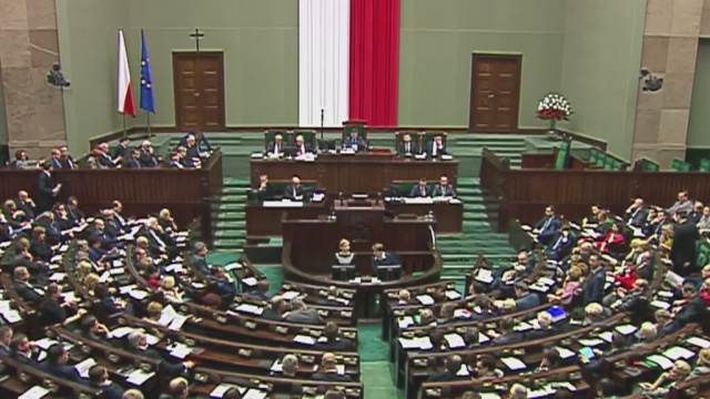 Niekonstytucyjne zasady inwigilacji przez służby zostały zmienione. Uporządkowanie przepisów wymusił Trybunał Konstytucyjny w 2014 roku. To oznacza m.in., że odtąd podsłuchiwani przez służby możemy być w miejscach publicznych, kontrolowana może być nasza korespondencja, także elektroniczna oraz przesyłki.