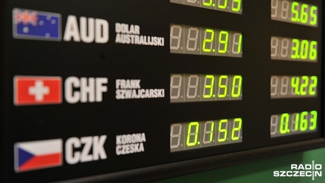 Agencja Standard  Poor039s obniżyła rating Polski z A- do BBB  z perspektywą negatywną. Złoty zareagował na tę informację natychmiastowym, mocnym osłabieniem kursu do euro, franka i dolara.