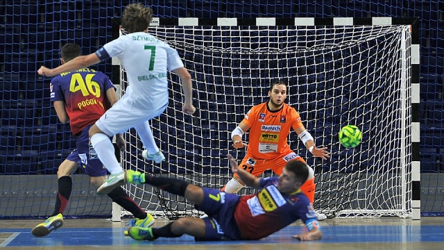 Halowi piłkarze Pogoni 04 rozpoczynają rewanżową rundę rozgrywek o mistrzostwo Polski. Szczecinianie w pierwszym tegorocznym meczu ekstraklasy futsalu zmierzą się w sobotę z Rekordem Bielsko-Biała.