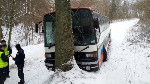 Wypadek autobusu szkolnego na w Lejkowie w gminie Malechowo. Bus z 35 osobami: uczniami podstawówki i gimnazjum zjechał z drogi i uderzył w drzewo.