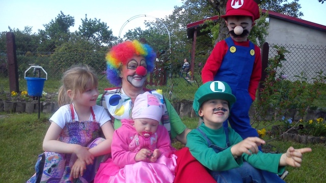Wciela się w rolę Pippi Langstrumpf, Mikołaja, a nawet Coca Colę. Pani Teresa - babcia 3-letniej wnuczki i 6-letniego wnuka własnoręcznie szyje stroje różnych postaci i ubiera je na specjalne okazje. A wszystko dla swoich wnucząt.