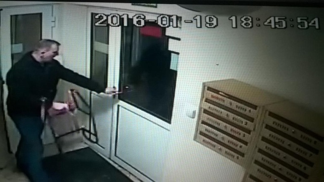 Pani Danuta ze Świnoujścia walczy o zwrot sanek swojej 3-letniej córeczki. We wtorek ok. 40-letni mężczyzna ukradł sanki z klatki w bloku w centrum miasta przy ulicy Niedziałkowskiego.