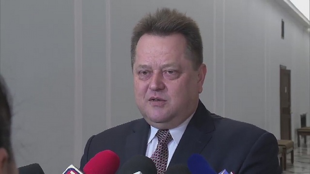 Przedstawiony przez resort finansów projekt podatku od sklepów wielkopowierzchniowych rozpala polityków.