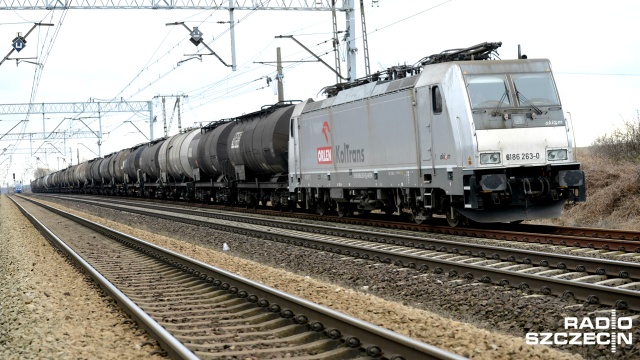 Trasa kolejowa ze Szczecina do Poznania odblokowana. Tuż przed godziną 13 kolejarze udrożnili jeden z torów. Kolejarze wycofują zastępczą komunikację autobusową, a pociągi powoli wracają na normalną trasę.