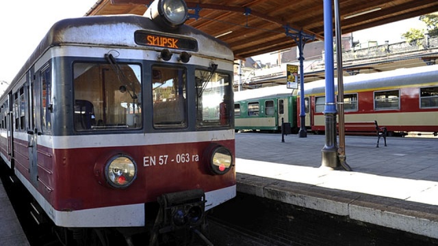 Zapowiadali wielkie inwestycje i ofensywę na rynku kolejowym, tymczasem wygląda na to, że na nową jakość trzeba będzie poczekać. Mowa o Przewozach Regionalnych, które pod koniec ubiegłego roku zostały dofinansowane kwotą blisko 800 mln zł pochodzących z Agencji Rozwoju Przemysłu. Ten ruch miał uratować zadłużonego przewoźnika.