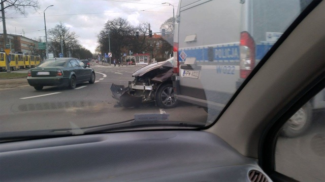 Kolizja dwóch samochodów na placu Kościuszki w Szczecinie. Zderzyli się tam kierujący Skodą i Peugeotem.