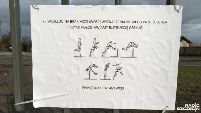 Decyzją urzędu sporne ogrodzenie stanęło na pasie zieleni w ciągu ulicy Ku Słońcu, nieopodal pętli tramwajowej. Stało się sławne, gdy działacz rady osiedla zawiesił tam instrukcję, jak je przeskoczyć. Jego zdaniem, lepiej samowolne przejście zalegalizować.