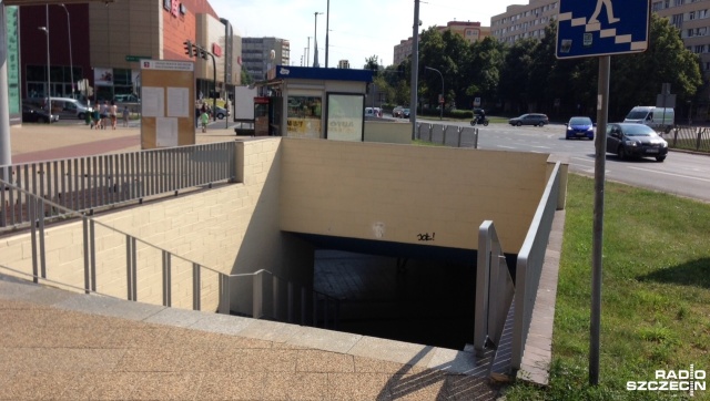 Wymieniony chodnik i pomalowane ściany wewnątrz tunelu, a nad nim - między przystankiem tramwajowym Rayskiego a chodnikami - pasy - tak ma się zmienić przejście podziemne pod aleją Wyzwolenia w Szczecinie i okolice przejścia.