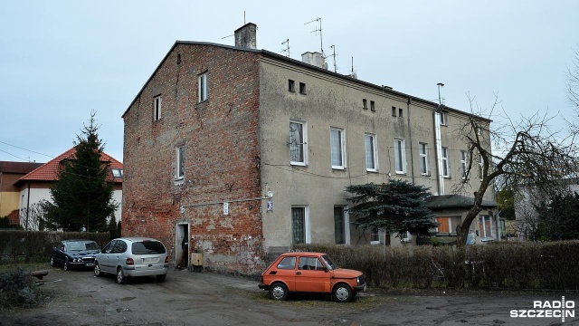 Mieszkańcy ulicy Krakowskiej 24 są wściekli, bo miało być inaczej. Urzędnicy w pismach zapewniali ich, że do 2020 roku ponad 100-letnia kamienica będzie wreszcie odnowiona. Dziś wynikami budowlanej ekspertyzy, która nakazuje rozbiórkę kamienicy, zaskoczeni są jednak sami pracownicy Zarządu Budynków i Lokali Komunalnych.