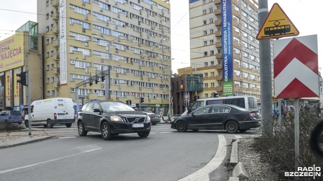 Chwile strachu przeżyli kierowcy na placu Żołnierza w centrum Szczecina.