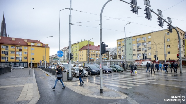 Wielkopowierzchniowe reklamy zniknęły z części budynków na Bramie Portowej i pl. Zwycięstwa w Szczecinie. Nie wszędzie, bo jak się okazało dotyczy to miejsc należących do tzw. pasa drogowego, za który odpowiada Zarząd Dróg. Dotyczy to sześciu budynków, m.in. tego naprzeciwko przystanków tramwajowych, gdzie zazwyczaj wisiała duża reklama producenta drobiu.