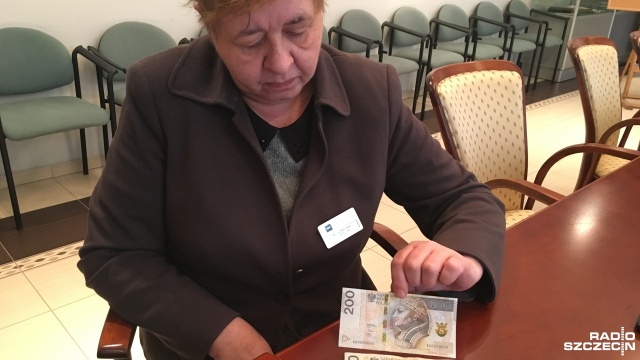 Banknot 200-złotowy z Zygmuntem Starym po liftingu wchodzi w piątek do obiegu. Jest trudniejszy do podrobienia i łatwiejszy do identyfikacji dla niewidomych.