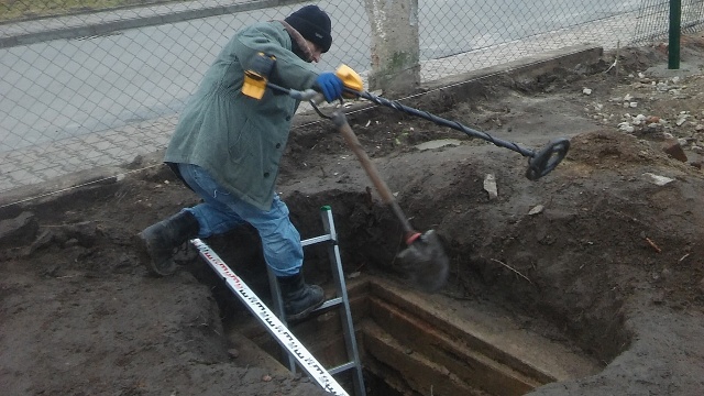 Kopał w ogródku i wykopał bunkier przeciwlotniczy z czasów II wojny światowej. Artur Studziński z Gostynia pod Pobierowem znalazł na swojej posesji kilkumetrowy schron, a w nim parę skarbów.